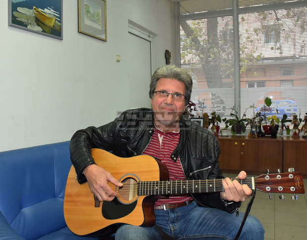 Видински учител е автор и изпълнител на два училищни химна и на песен за българското училище