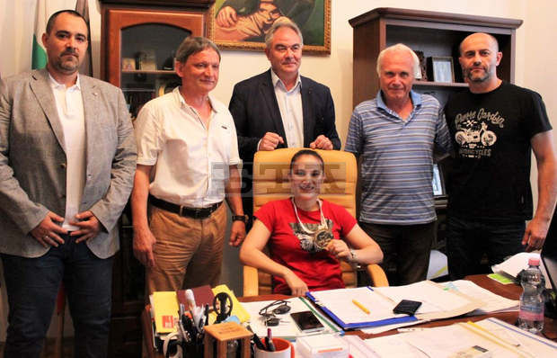 Олимпийска титла и здраве пожела днес на Ивет Горанова кметът на Плевен Георг Спартански