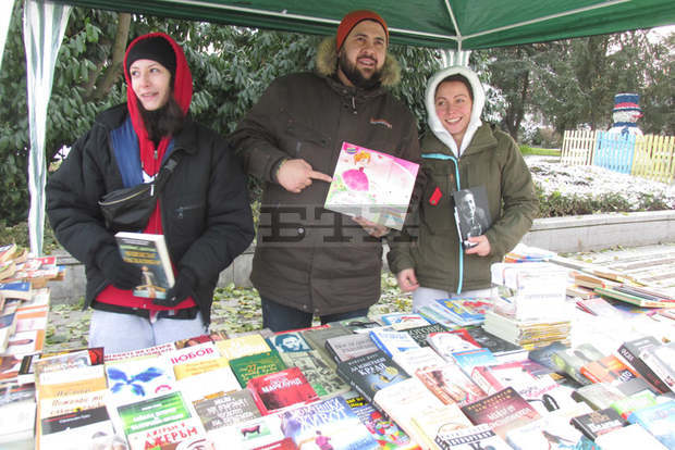 "Книга за надеждата" е наречен започнал днес коледен благотворителен базар с дарени книги