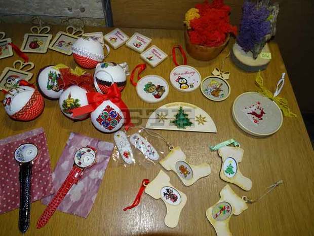 Местни творци представят свои ръчни произведения в базара "Коледни чудеса" в библиотеката в Търговище