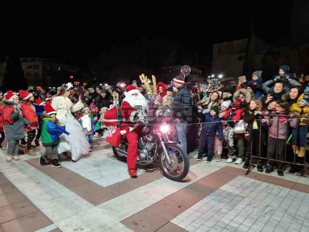 Дядо Коледа пристигна с мотор в Благоевград, за да участва в запалването на коледните светлини