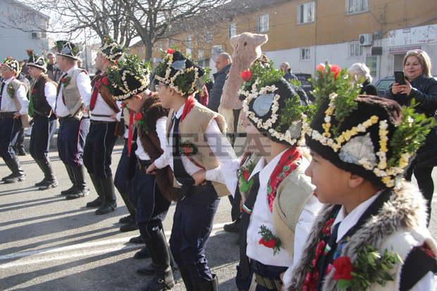 Над 200 коледари обикалят улиците на Ямбол и възвестяват Рождество Христово