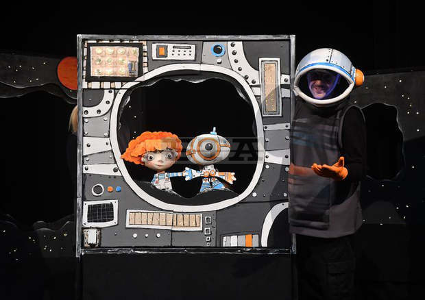 Държавният куклен театър във Видин представя най-новия си спектакъл - "Космически пакости"