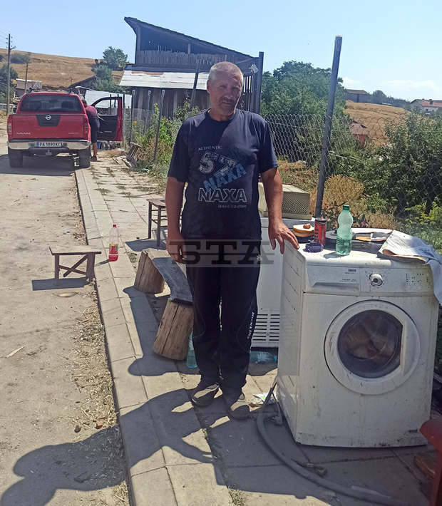 Хората във велинградското село Кръстава постепенно се съвземат след огнения ад, изпепелил домовете на 33-ма души