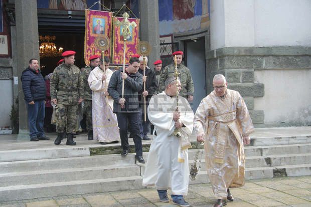 Нова икона с мощи на Свети Николайбе начело на литийното шествие на Никулден в Ямбол