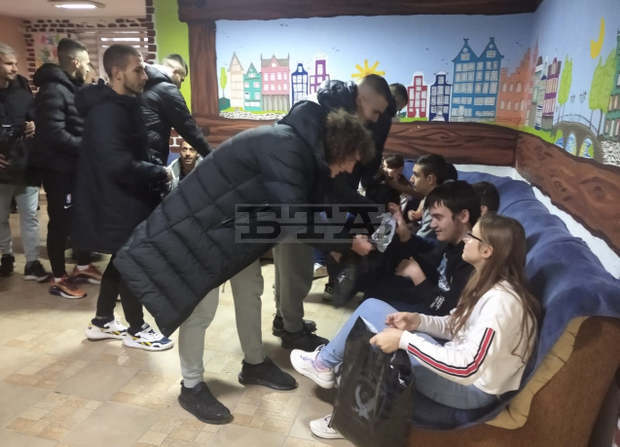 Футболистите от Лудогорец II зарадваха деца от социален център в Разград с екипи и лакомства