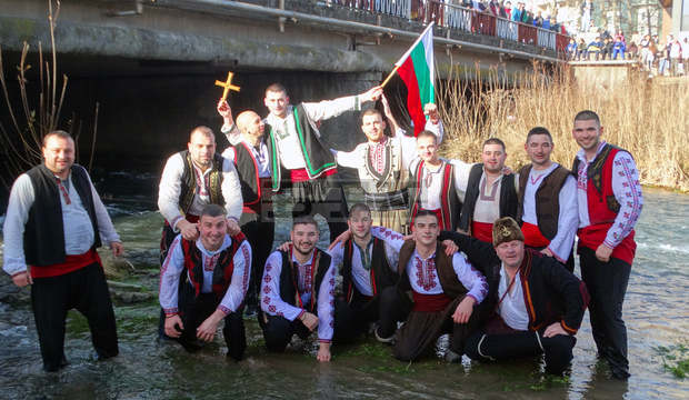 Около седемдесет мъже участваха в ритуала на Богоявление в Луковит