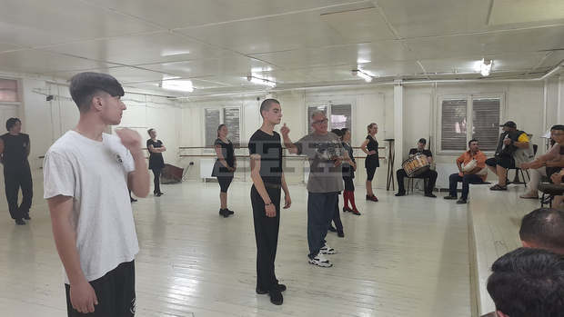 Ученици от Шумен са имали учебна практика с танцьорите от ансамбъл "Мизия" в Търговище