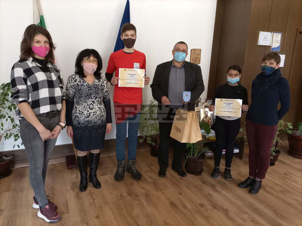 Областният управител на Ловеч награди две от най-активните в спорта училища у нас