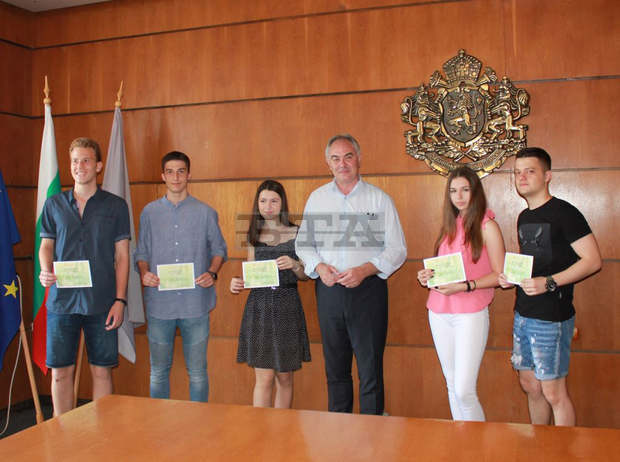 В Плевен днес връчиха за първи път "Културен чек" на изявени младежи