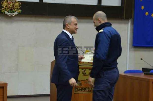 Пожарникарите, участвали в гасенето на пожар в блок в Благоевград, получиха благодарствени грамоти от кмета на общината