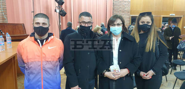 Лидерът на БСП Корнелия Нинова връчи електронни членски карти на нови членове на партията от Гоце Делчев и Благоевград