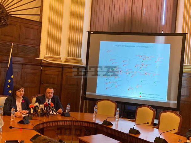 Вицепремиерът и министър на икономиката обяви, че от днес по пилотен проект започват да работят 17 склада, които ще продават дърва за огрев Вицепремиерът и министър на икономиката обяви, че от днес по пилотен проект започват да работят 17 склада, които ще продават дърва за огрев