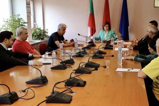 Корнелия Нинова подписа споразумение за обединение с още шест партии и граждански движения