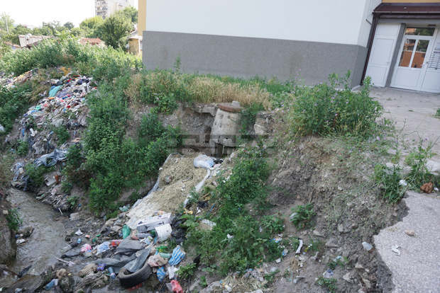 Областният управител на Хасково поиска спешен ремонт на спукана канализация