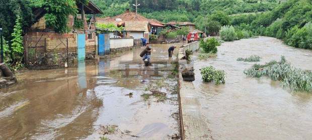 Наводнения, спряно електроподаване и паднали дървета има в Сливенско след проливен дъжд