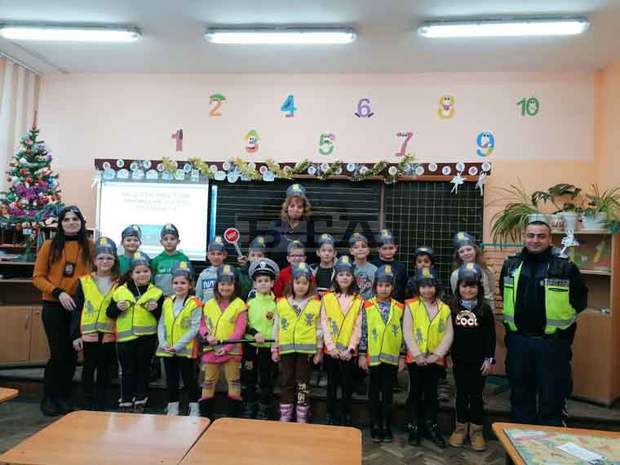 Полицейски служители запознаха първокласници в Исперих с правилата за движение