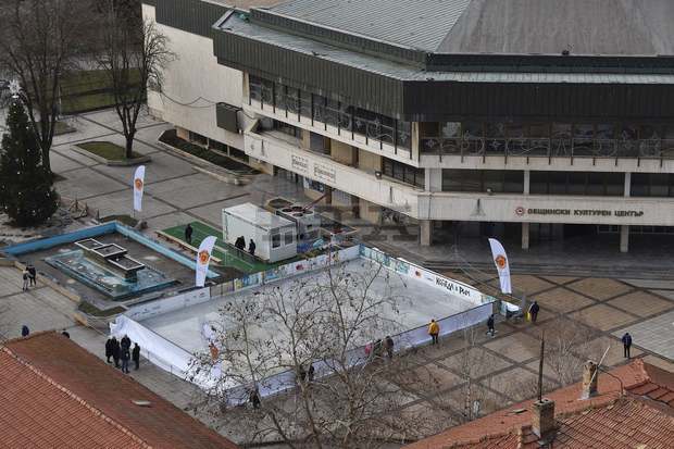 Отваря безплатната ледена пързалка в Разград