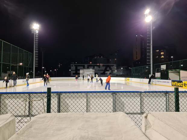 Ледената пързалка в столичния парк "Възраждане" е предпочитано място за родители и деца в почивните дни