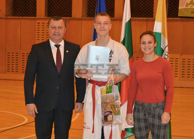 Олимпийският шампион по карате от Токио Ивет Горанова поздрави наградените спортисти на община Павликени за 2021 година