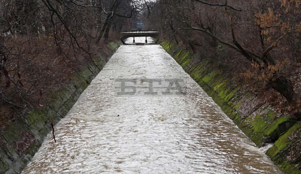 Столичният кмет Йорданка Фандъкова е разпоредила 24-часово наблюдение на критичните места на реките в София