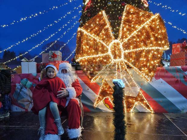 Коледната елха грейна и в Перник