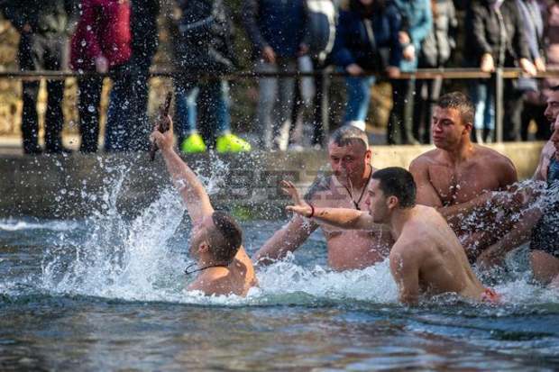 29-годишният Димитър Димитров извади богоявленския кръст от водите на езерото в градския парк в Перник