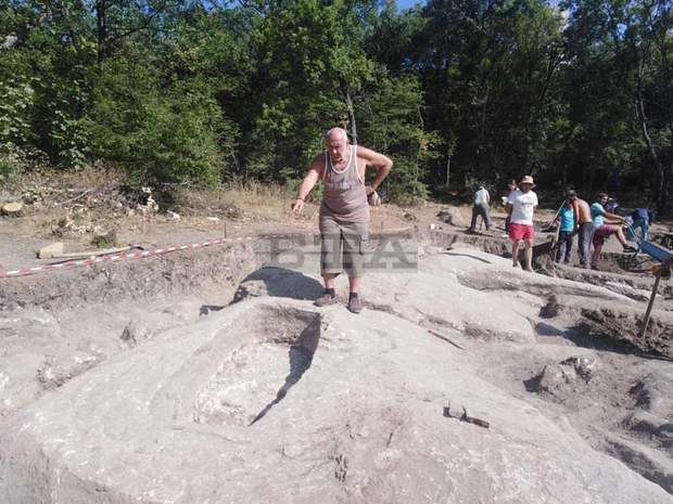 В първите дни на разкопките на Перперикон проф. Овчаров разкри епископска гробница и бронзова монета от 4-ти век
