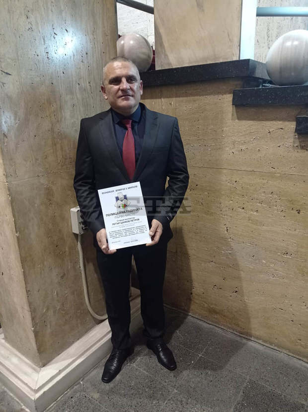 Старши инспектор Петър Петров - началник на участъка в село Балван е отличен на първо място в тазгодишната церемония "Полицай на годината 2021"