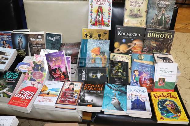 Библиотеката на плевенското читалище "Съгласие 1869" се обогати с 240 тома нови книги