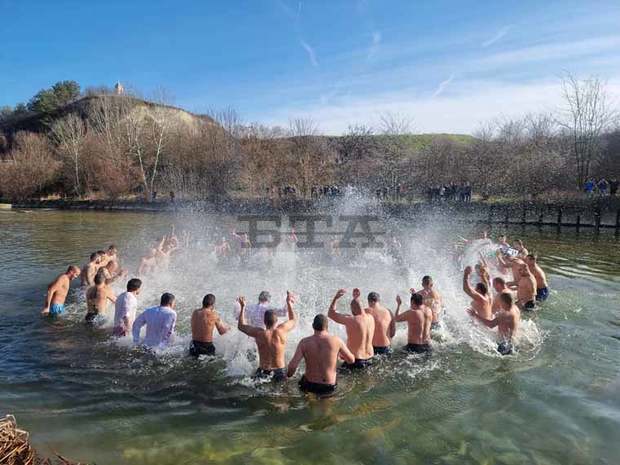 Повече от петдесет мъже извиха хоро във водите на река Вит край Плевен на Богоявление