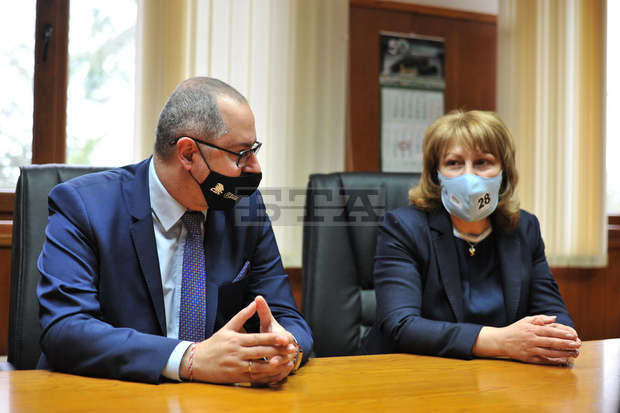 Проф. д-р Любомира Попова и Димитър Николов от листата на ГЕРБ-СДС, заявяват, че 5 процента от брутния вътрешен продукт ще е за просвета