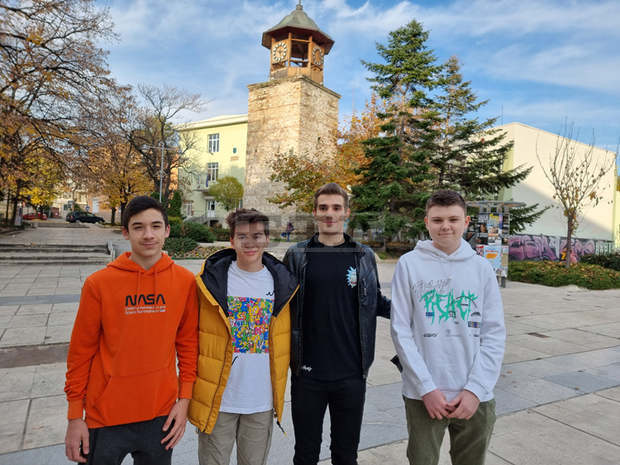 Четирима деветокласници от Сливен върнаха загубен портфейл с важни документи