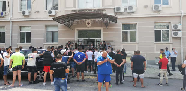 Хора протестират пред сливенската болница след смъртта на 15-годишно дете