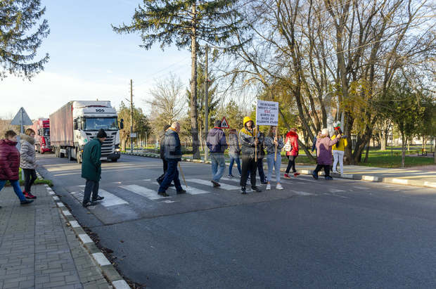 Жители на Кардам излязоха на протест заради пътя до Генерал Тошево