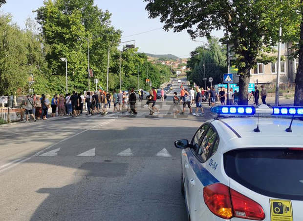 Жители на кърджалийски квартал затрудниха преминаването по основен булевард, заради недоволство от предстоящи промени в устройствения план на квартала