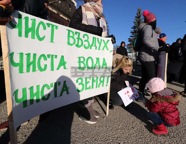 Пред регионалната екоинспекция във Велико Търново граждани протестират срещу изграждането на централа за изгаряне на отпадъци в павликенското село Върбовка Пред регионалната екоинспекция във Велико Търново граждани протестират срещу изграждането на централа за изгаряне на отпадъци в павликенското село Върбовка