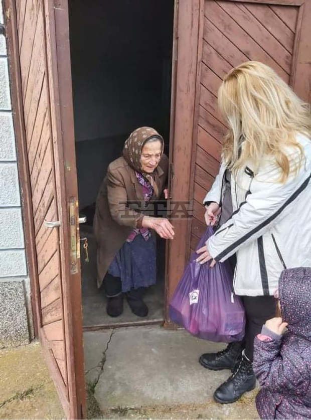 Доброволците от "Бъди човек" в Разград зарадваха за Коледа хора в нужда