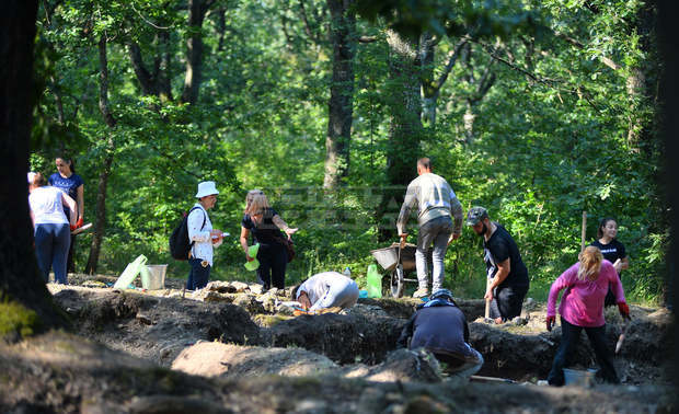Археолози подновиха разкопките в местността "Петрова нива" в Археологическия резерват  "Сборяново"