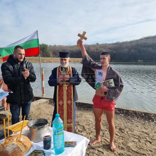 Ученик извади Светия кръст от язовир "Пчелина" край Разград
