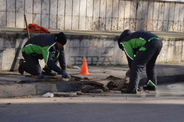 Във Видин се извършват ремонтни дейности на тротоарите и продължава благоустрояването на града Във Видин се извършват ремонтни дейности на тротоарите и продължава благоустрояването на града
