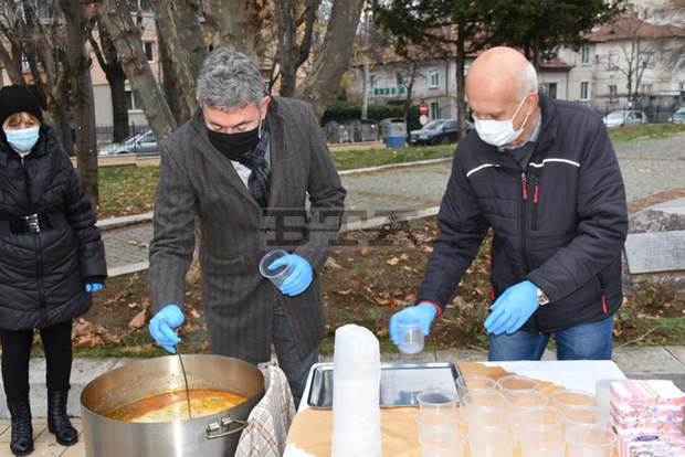 За поредна година Общината в Ловеч спази традицията и раздаде безплатна рибена чорба