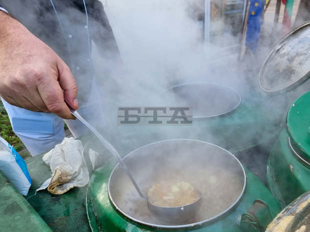 Сто и петдесет литра рибен курбан раздават в Бургас за Никулден