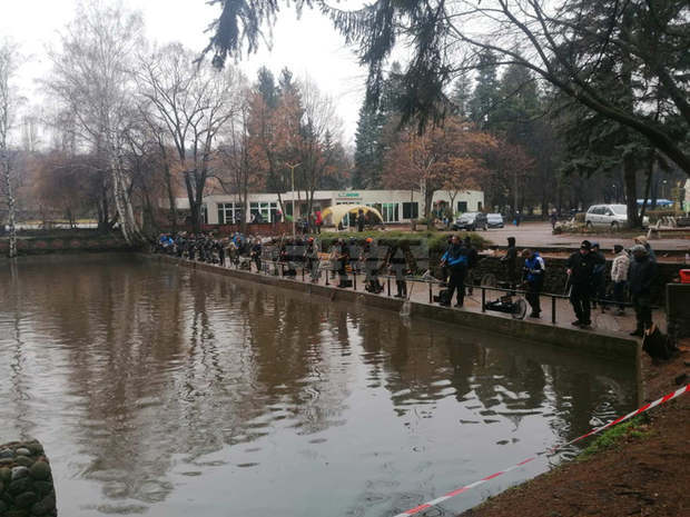 Първо състезание по риболов се провежда в централния парк в Перник