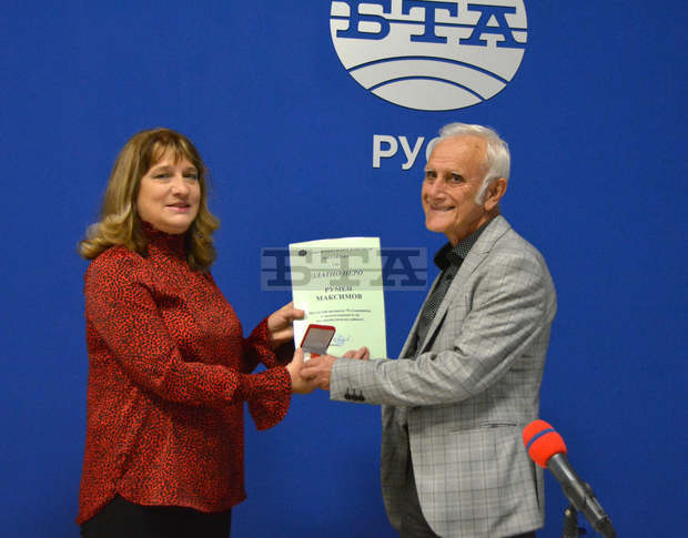 Дългогодишният русенски журналист Румен Максимов получи "Златно перо" на СБЖ