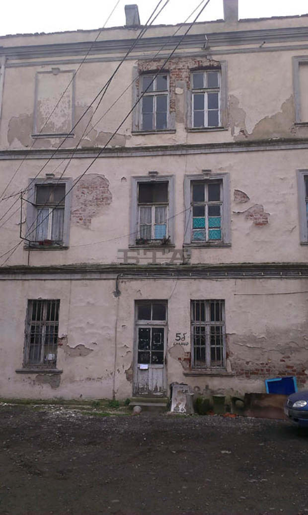 Областната администрация в Бургас търси стопанин на рушащ се имот