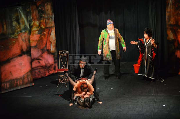 Силистренският драматично-куклен театър представя комедията на Дарио Фо "Само за мъже"