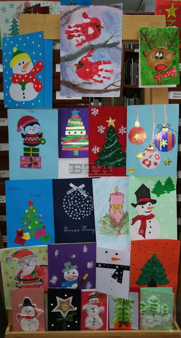 В сливенската регионална библиотека е подредена изложба с коледни картички, изработени от деца