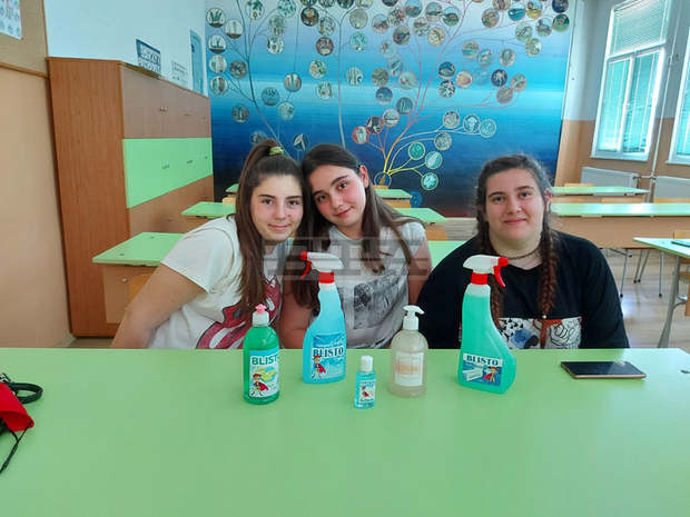 В Стара Загора седмокласници  "произвеждат" почистващи препарати