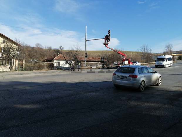 Обновена е светофарната уредба на възлово кръстовище на пътя Перник - София